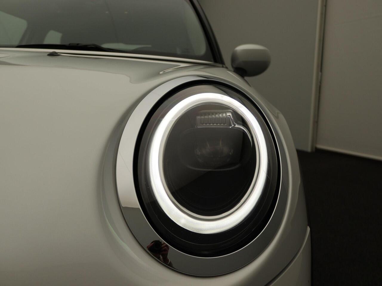 Mini COOPER 5-deurs Classic + Balance Pack + PDC Achter + LED Koplampen + DAB + 16''