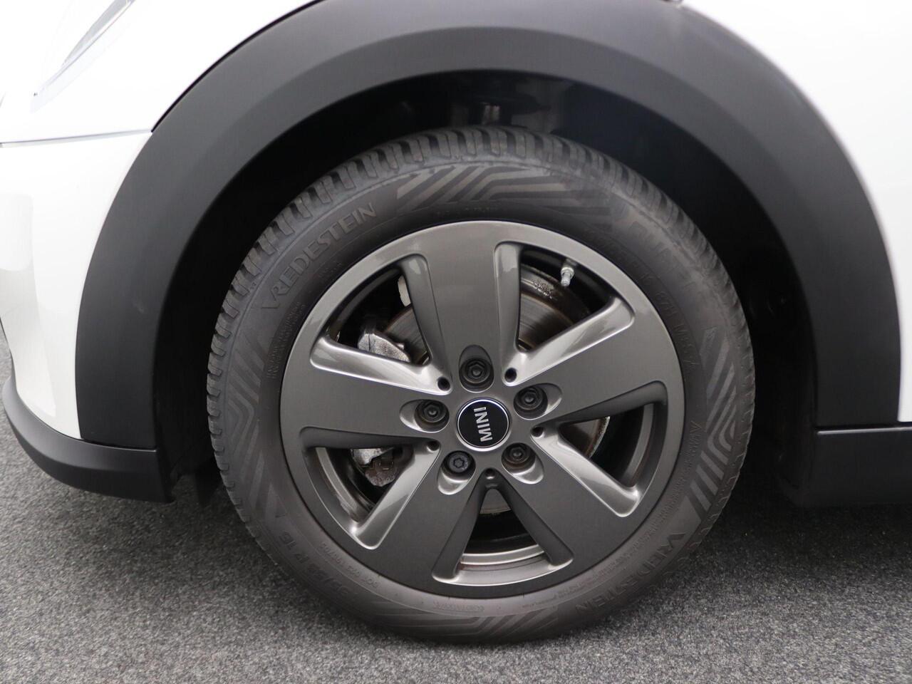 Mini COOPER 5-deurs Classic + Balance Pack + PDC Achter + LED Koplampen + DAB + 16''