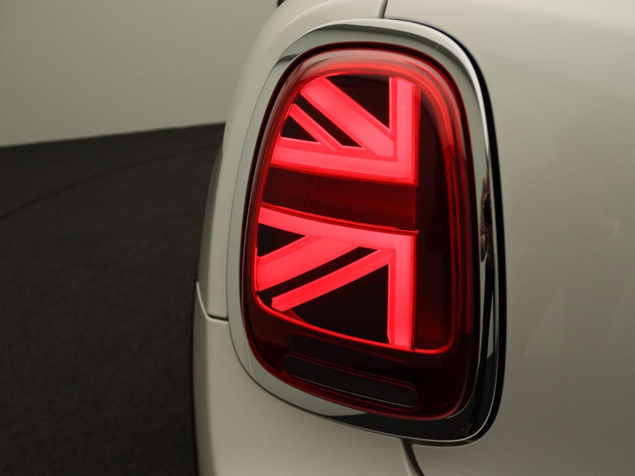 Mini COOPER 5-deurs Classic + Balance Pack + PDC Achter + LED Koplampen + DAB + 16''