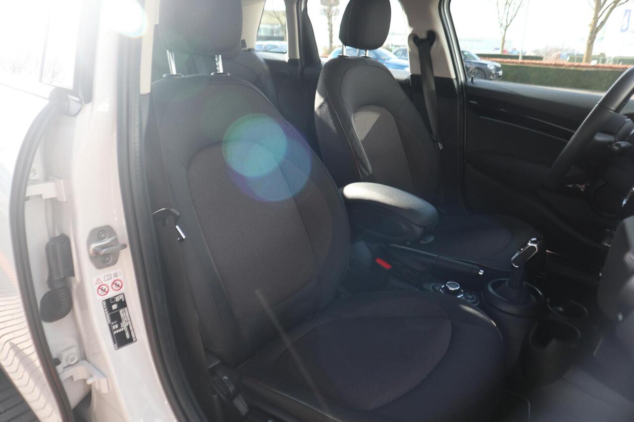 Mini COOPER 5-Deurs | Cruise Control | Parkeersensor Achter | LED Koplampen