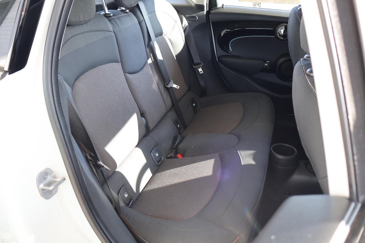 Mini COOPER 5-deurs 1.5 Classic | Cruise Control | Parkeersensor Achter | LED Koplampen