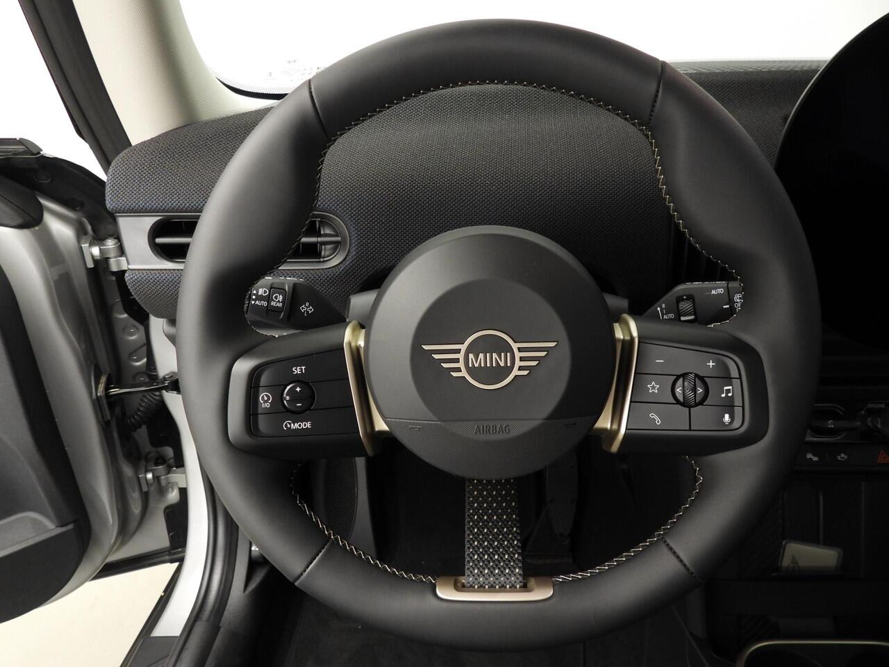 Mini COOPER 3-deurs C Automaat / LED / Stoelverwarming / Pakket S / Head-up / Park assist / Alu wielen 17 inch