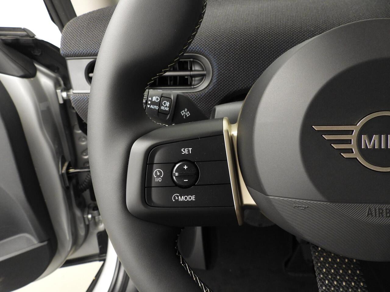 Mini COOPER 3-deurs C Automaat / LED / Stoelverwarming / Pakket S / Head-up / Park assist / Alu wielen 17 inch