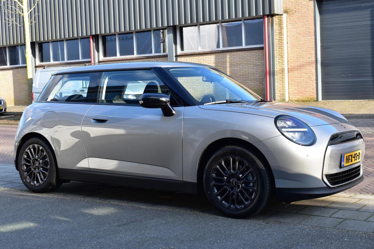 Mini COOPER 2025 E Essential XS 40.7 kWh 2025 NIEUW 17'inch Volledige BMW dealer garantie