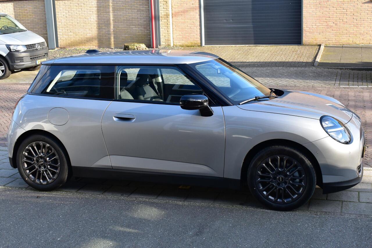 Mini COOPER 2025 E Essential XS 40.7 kWh 2025 NIEUW 17'inch Volledige BMW dealer garantie