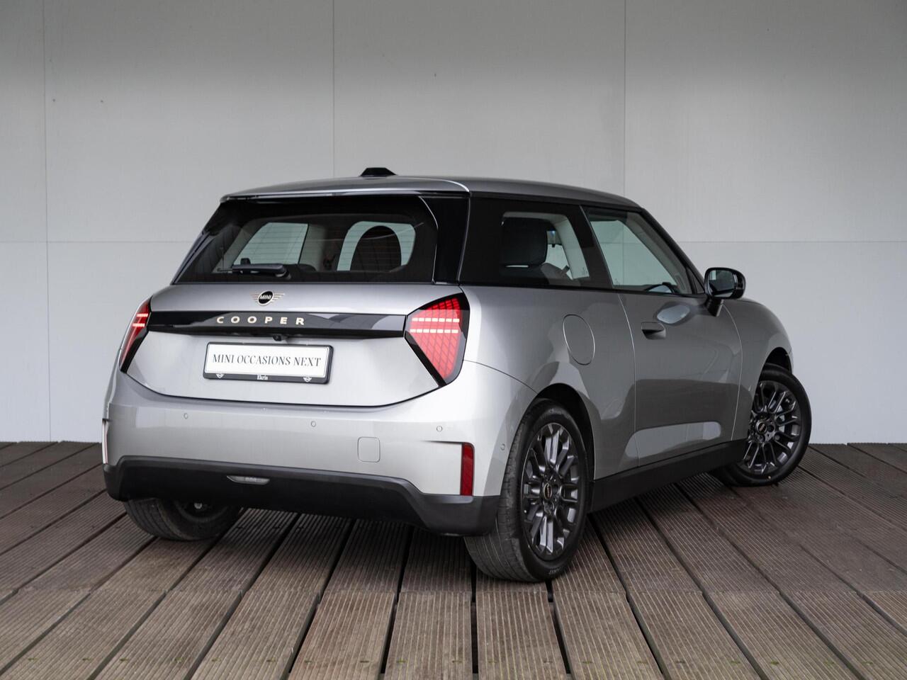 Mini COOPER E Essential + 17 inch + Navigatie + Apple Carplay + Warmtepomp