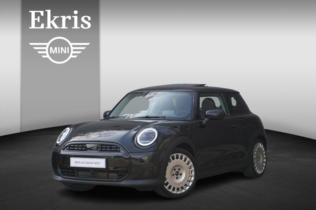 Mini COOPER 3-deurs C Classic Uitvoering | Pakket M | Glazen panoramadak | Driving Assistant | Parking Assistant | MINI Head-Up Display