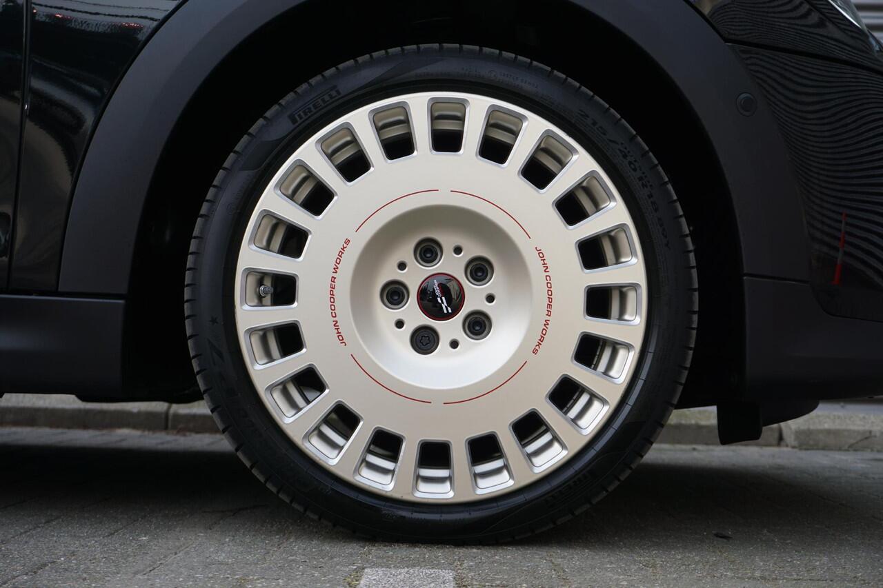 Mini COOPER 3-deurs C Classic Uitvoering | Pakket M | Glazen panoramadak | Driving Assistant | Parking Assistant | MINI Head-Up Display