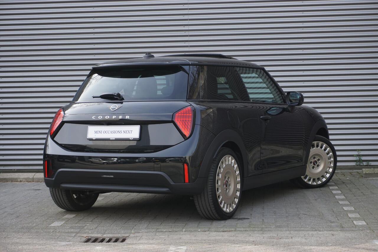 Mini COOPER 3-deurs C Classic Uitvoering | Pakket M | Glazen panoramadak | Driving Assistant | Parking Assistant | MINI Head-Up Display