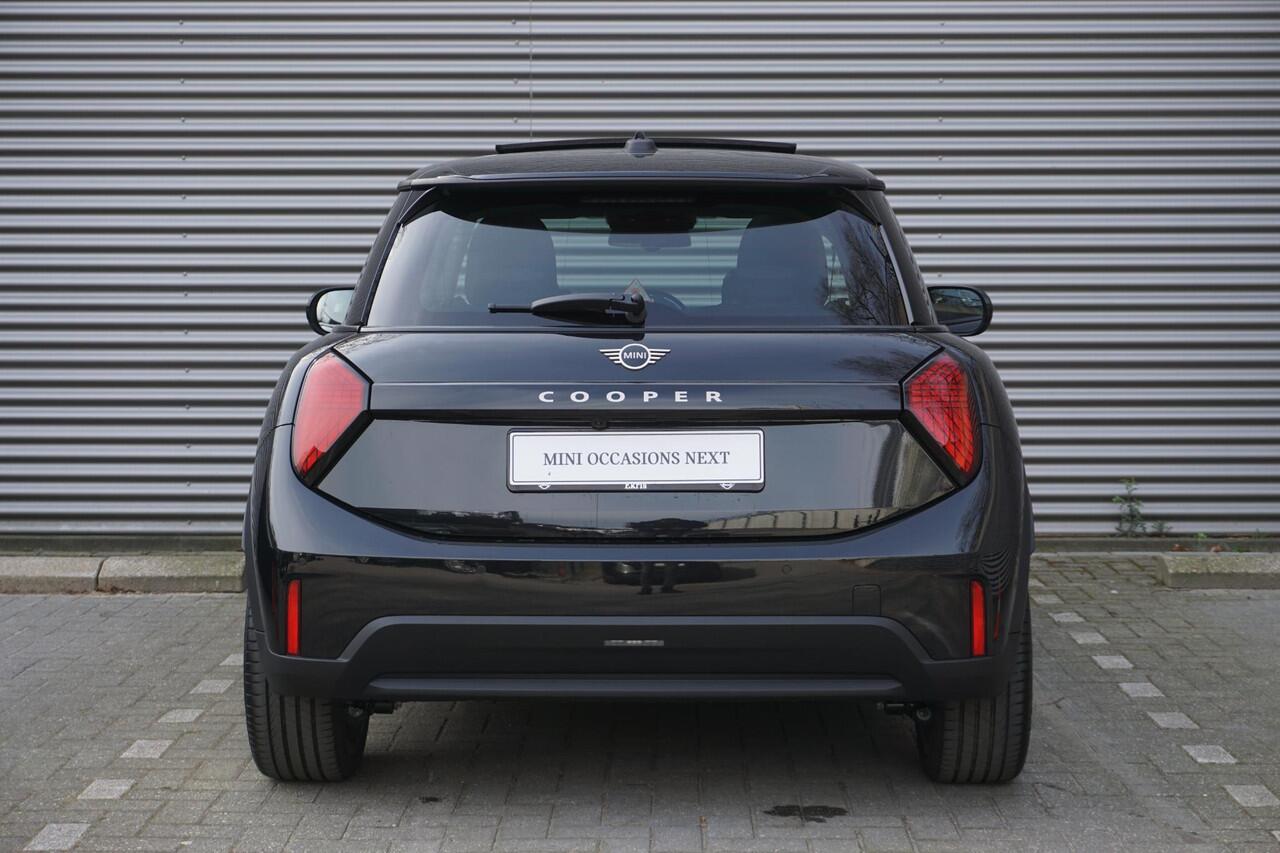 Mini COOPER 3-deurs C Classic Uitvoering | Pakket M | Glazen panoramadak | Driving Assistant | Parking Assistant | MINI Head-Up Display