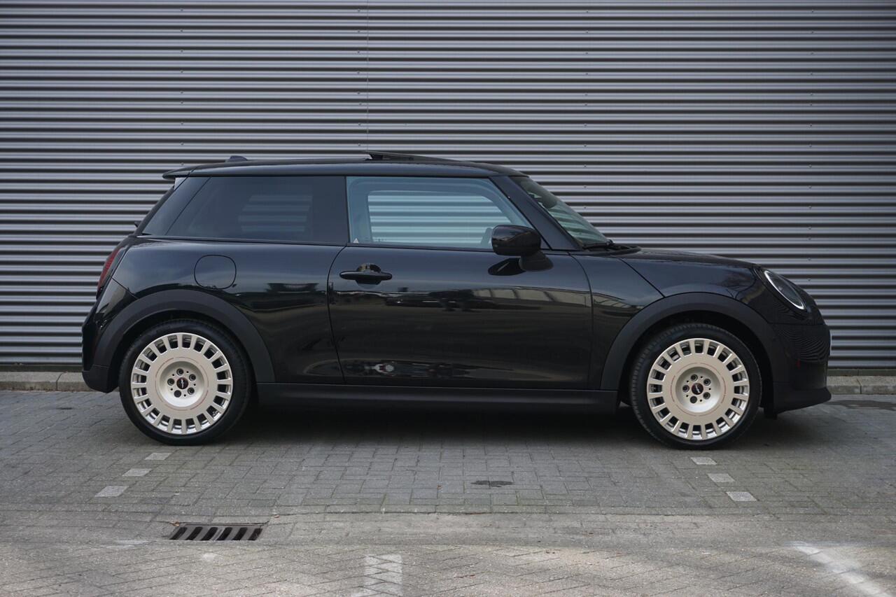 Mini COOPER 3-deurs C Classic Uitvoering | Pakket M | Glazen panoramadak | Driving Assistant | Parking Assistant | MINI Head-Up Display