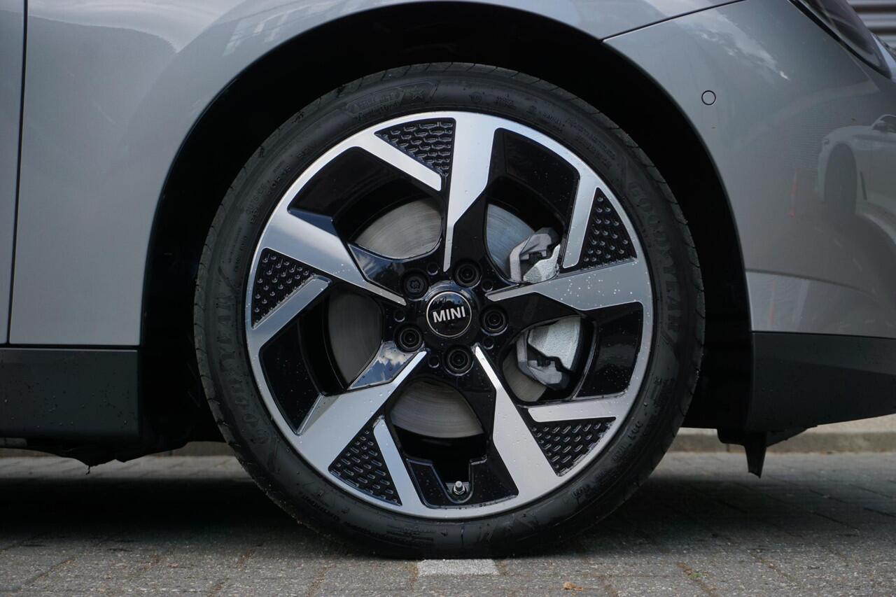 Mini COOPER 3-deurs E Favoured Trim | Pakket M | Comfort Access | Glazen panoramadak | MINI Head-Up Display | Parking Assistant | Driving Assistant