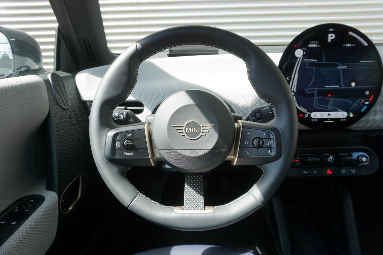 Mini COOPER 3-deurs E Favoured Trim | Pakket M | Comfort Access | Glazen panoramadak | MINI Head-Up Display | Parking Assistant | Driving Assistant