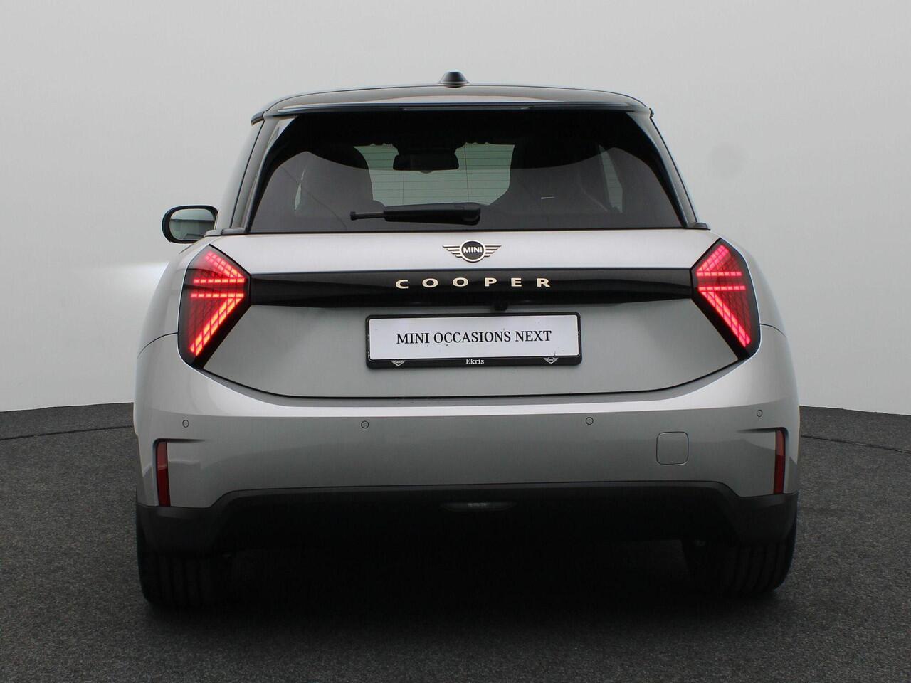 Mini COOPER 3-Deurs E Pakket L + Glazen panoramadak + Parking Assistant Plus + Harman Kardon + Elektrisch verwarmde voorstoelen + Comfort Access + 18''