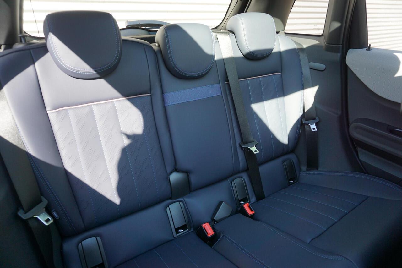 Mini COOPER 5-deurs C Favoured Trim | Pakket M | Glazen panoramadak | Driving Assistant | MINI Head-Up Display