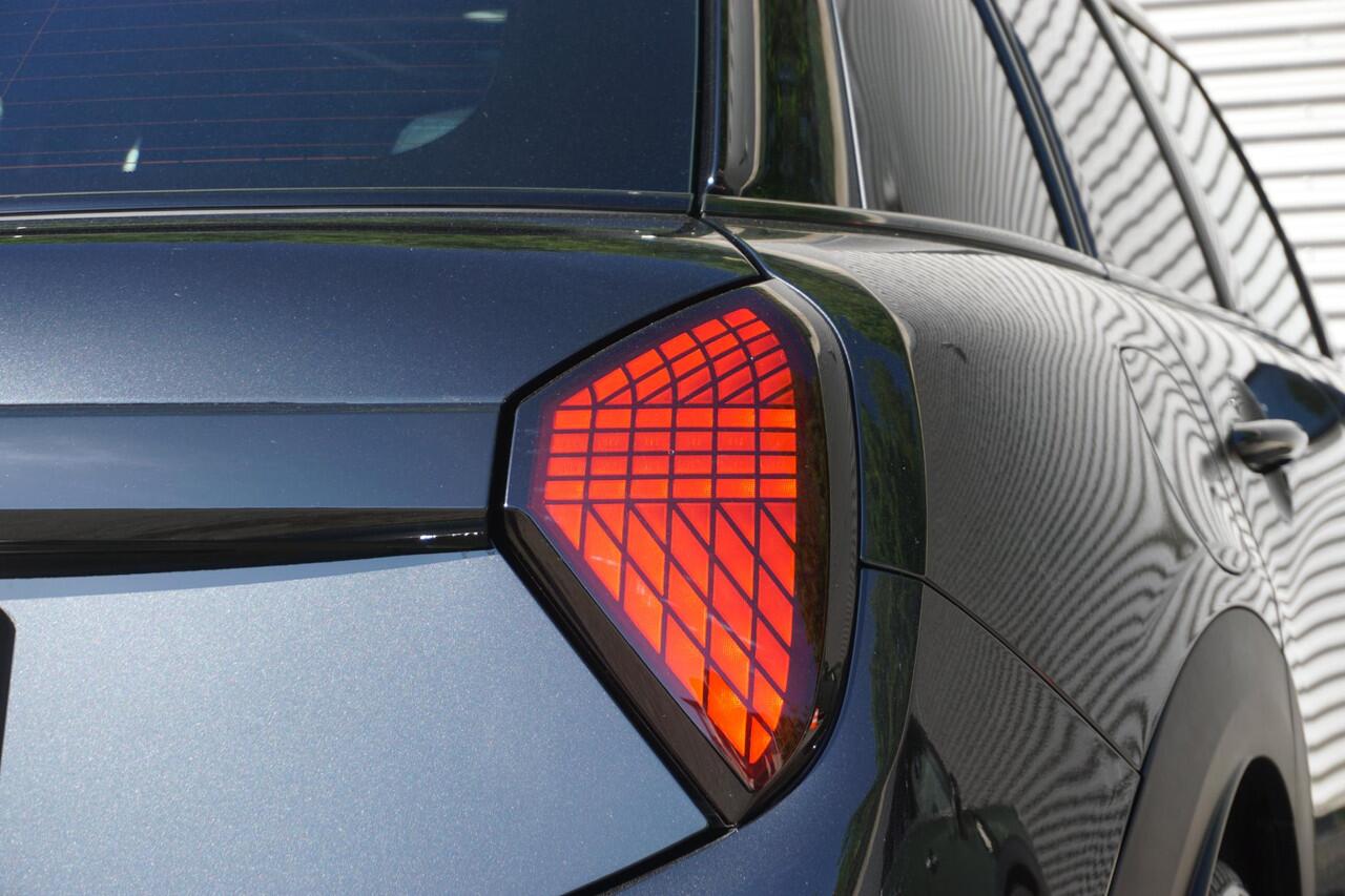 Mini COOPER 5-deurs C Favoured Trim | Pakket M | Glazen panoramadak | Driving Assistant | MINI Head-Up Display