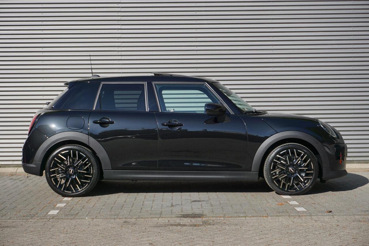 Mini COOPER 5-deurs C Favoured Trim | Pakket M | Glazen panoramadak | Driving Assistant | MINI Head-Up Display