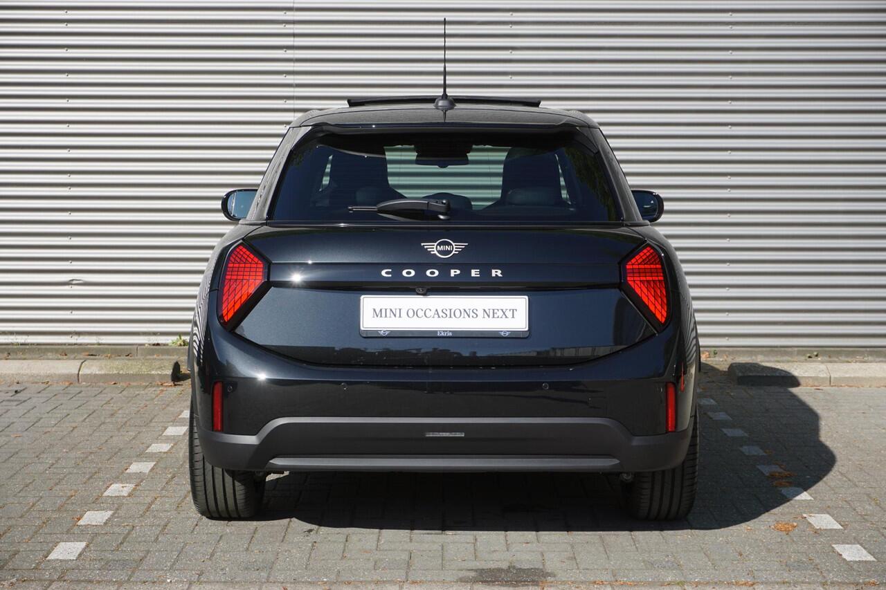 Mini COOPER 5-deurs C Favoured Trim | Pakket M | Glazen panoramadak | Driving Assistant | MINI Head-Up Display