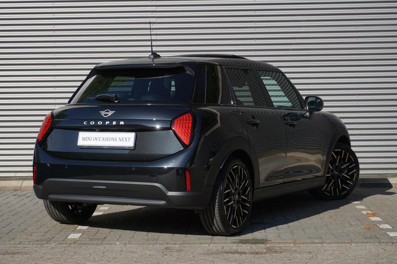 Mini COOPER 5-deurs C Favoured Trim | Pakket M | Glazen panoramadak | Driving Assistant | MINI Head-Up Display