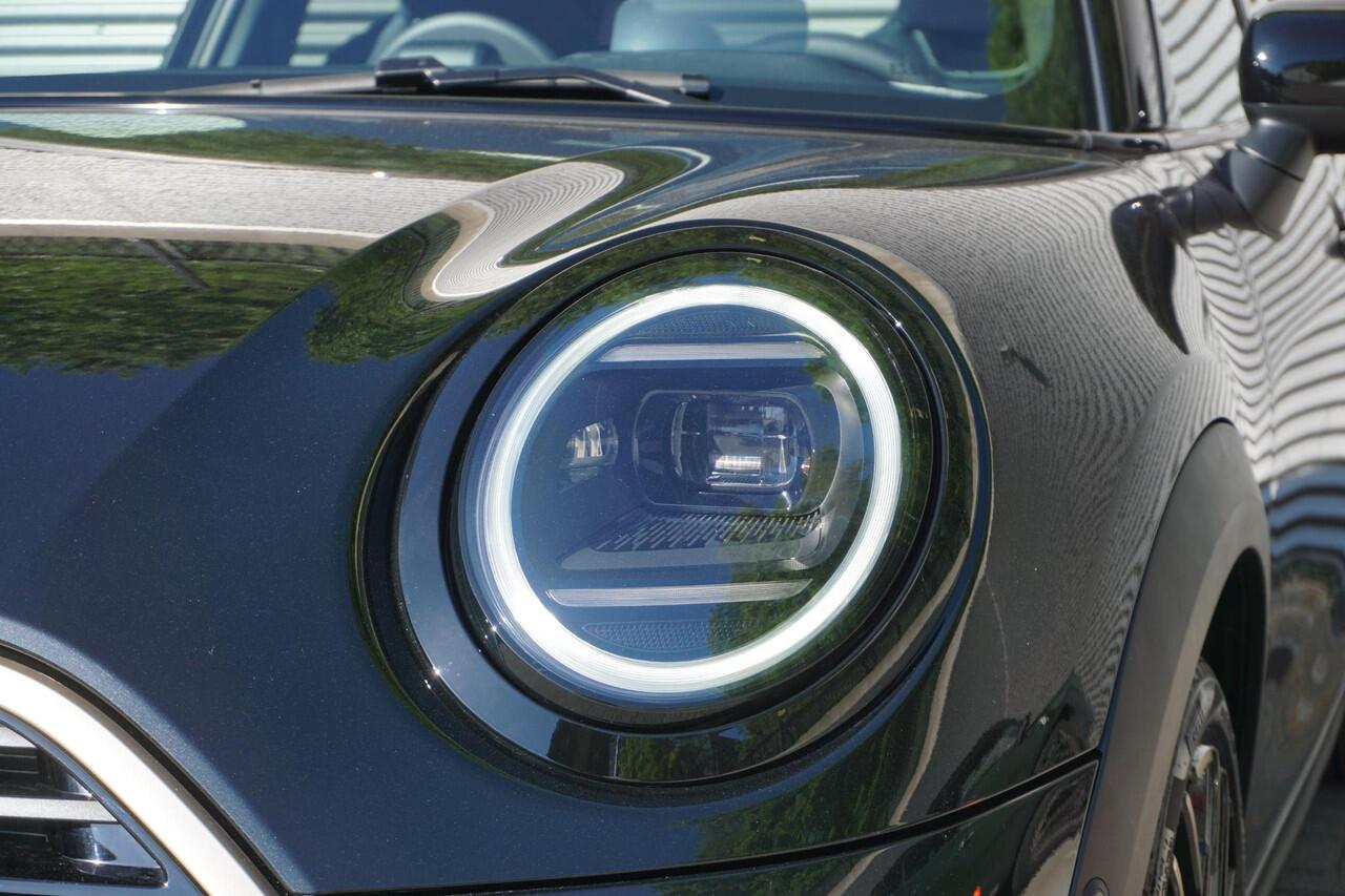 Mini COOPER 5-deurs C Favoured Trim | Pakket M | Glazen panoramadak | Driving Assistant | MINI Head-Up Display