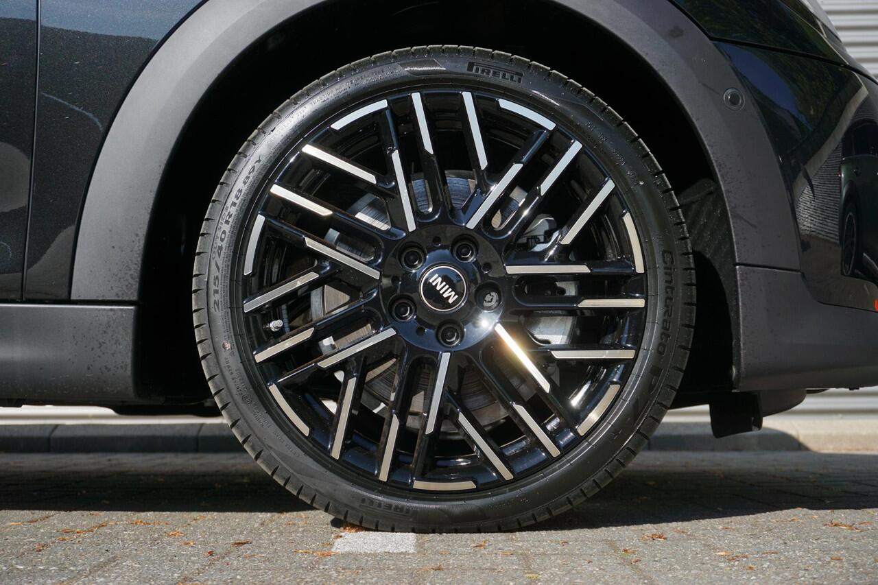 Mini COOPER 5-deurs C Favoured Trim | Pakket M | Glazen panoramadak | Driving Assistant | MINI Head-Up Display