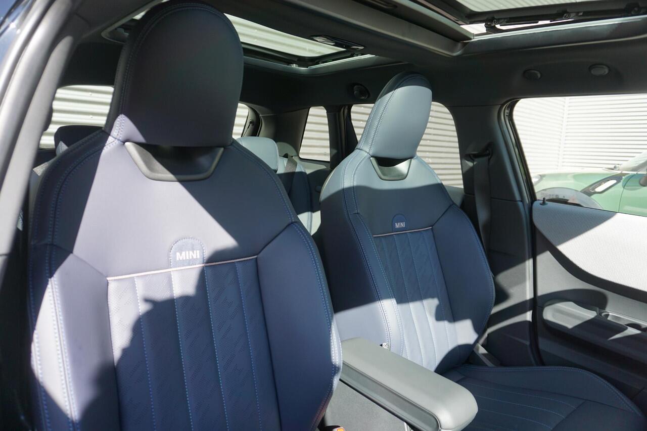 Mini COOPER 5-deurs C Favoured Trim | Pakket M | Glazen panoramadak | Driving Assistant | MINI Head-Up Display