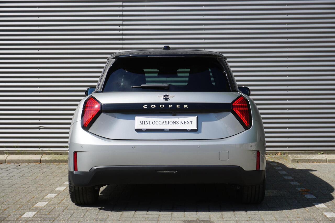 Mini COOPER 3-deurs E Favoured Trim | Pakket M | Glazen panoramadak | Driving Assistant | MINI Head-Up Display