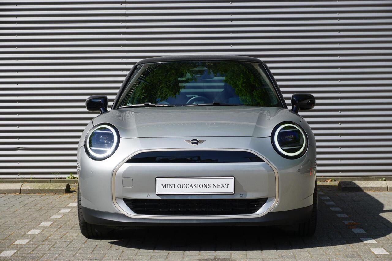 Mini COOPER 3-deurs E Favoured Trim | Pakket M | Glazen panoramadak | Driving Assistant | MINI Head-Up Display