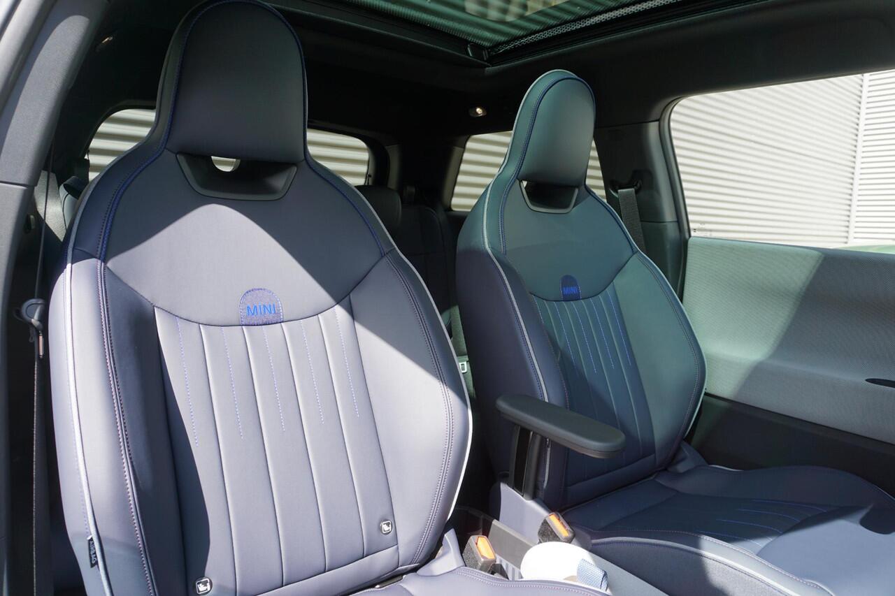 Mini COOPER 3-deurs E Favoured Trim | Pakket M | Glazen panoramadak | Driving Assistant | MINI Head-Up Display