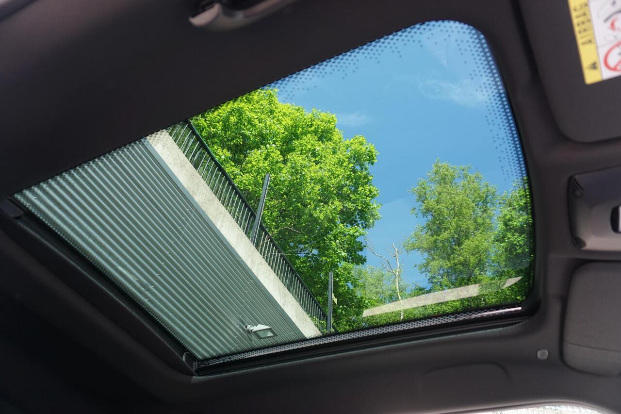 Mini COOPER 3-deurs E Favoured Trim | Pakket M | Glazen panoramadak | Driving Assistant | MINI Head-Up Display