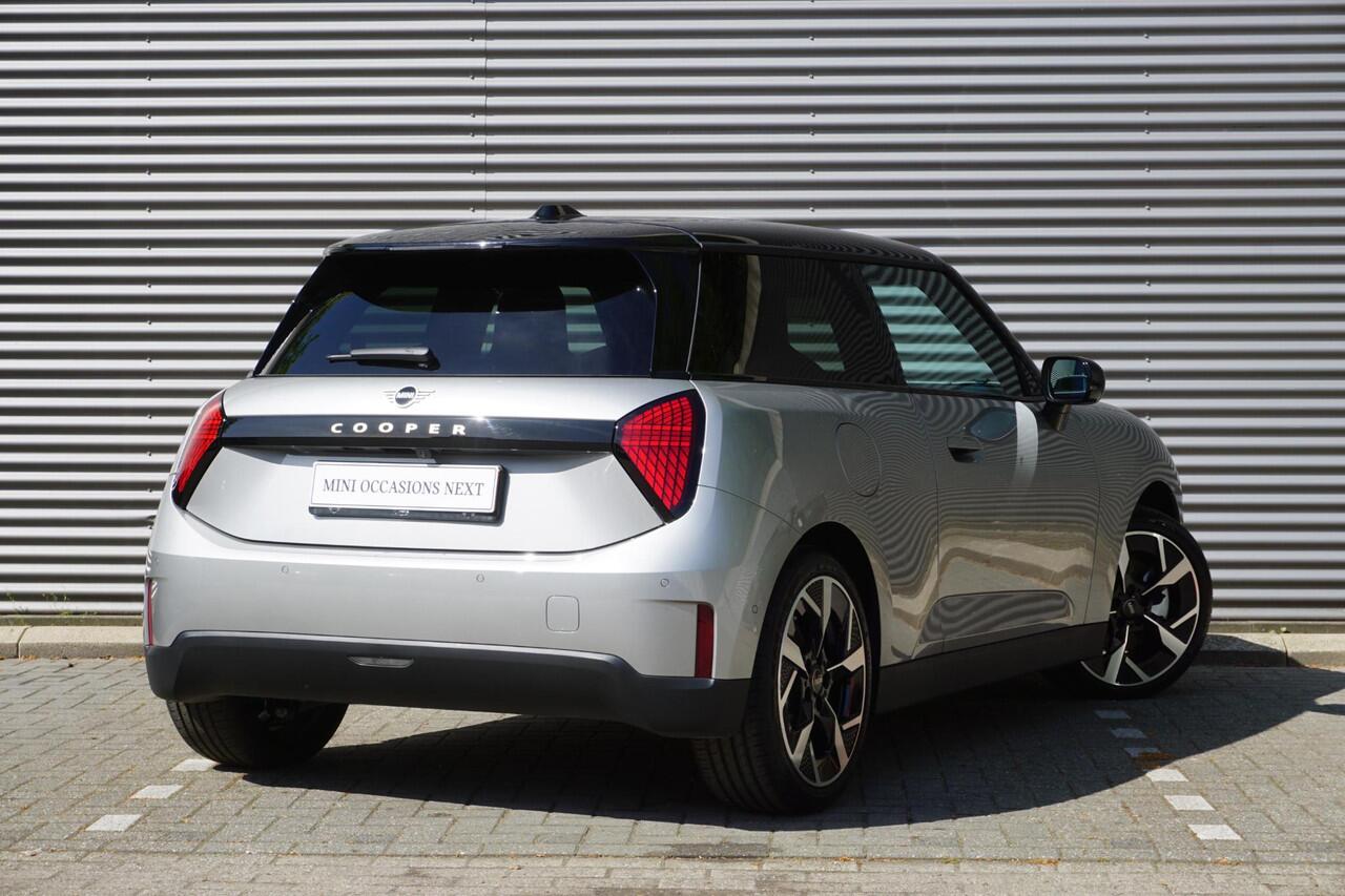 Mini COOPER 3-deurs E Favoured Trim | Pakket M | Glazen panoramadak | Driving Assistant | MINI Head-Up Display