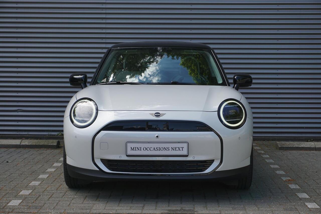 Mini COOPER 3-deurs E Classic Uitvoering | Pakket L | Glazen panoramadak | Driving Assistant | HIFI System Harman Kardon | MINI Head-Up Display