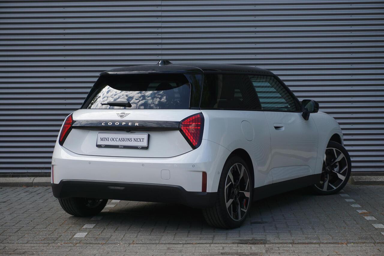 Mini COOPER 3-deurs E Classic Uitvoering | Pakket L | Glazen panoramadak | Driving Assistant | HIFI System Harman Kardon | MINI Head-Up Display