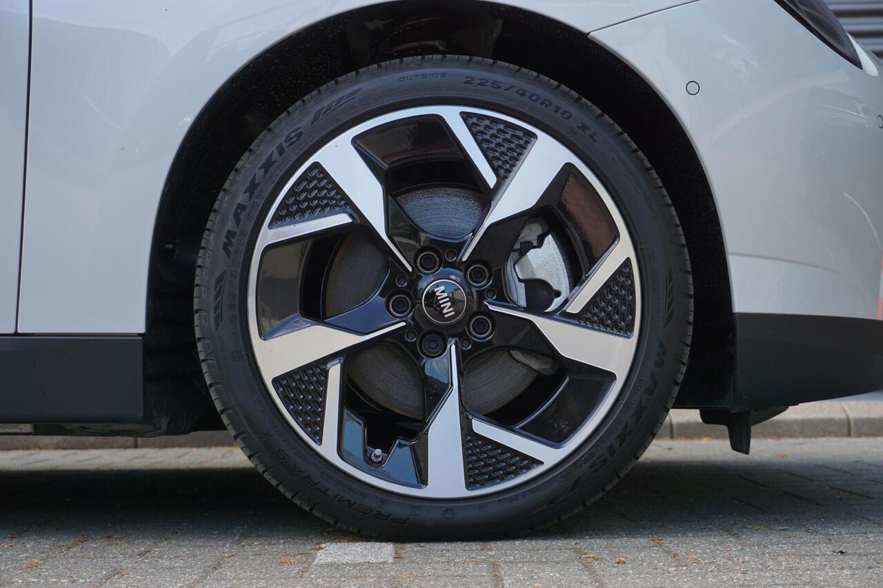 Mini COOPER 3-deurs E Classic Uitvoering | Pakket L | Glazen panoramadak | Driving Assistant | HIFI System Harman Kardon | MINI Head-Up Display