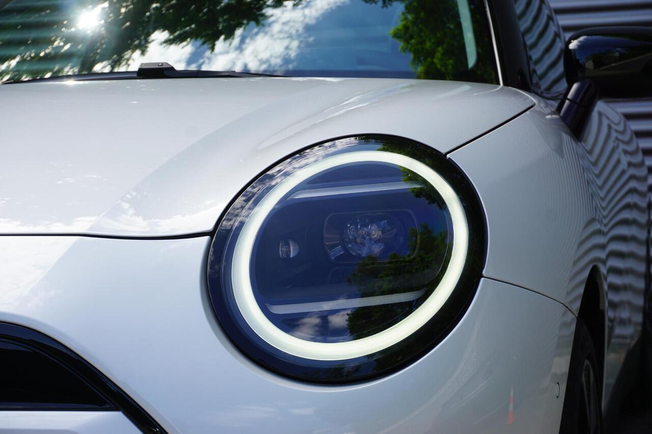 Mini COOPER 3-deurs E Classic Uitvoering | Pakket L | Glazen panoramadak | Driving Assistant | HIFI System Harman Kardon | MINI Head-Up Display