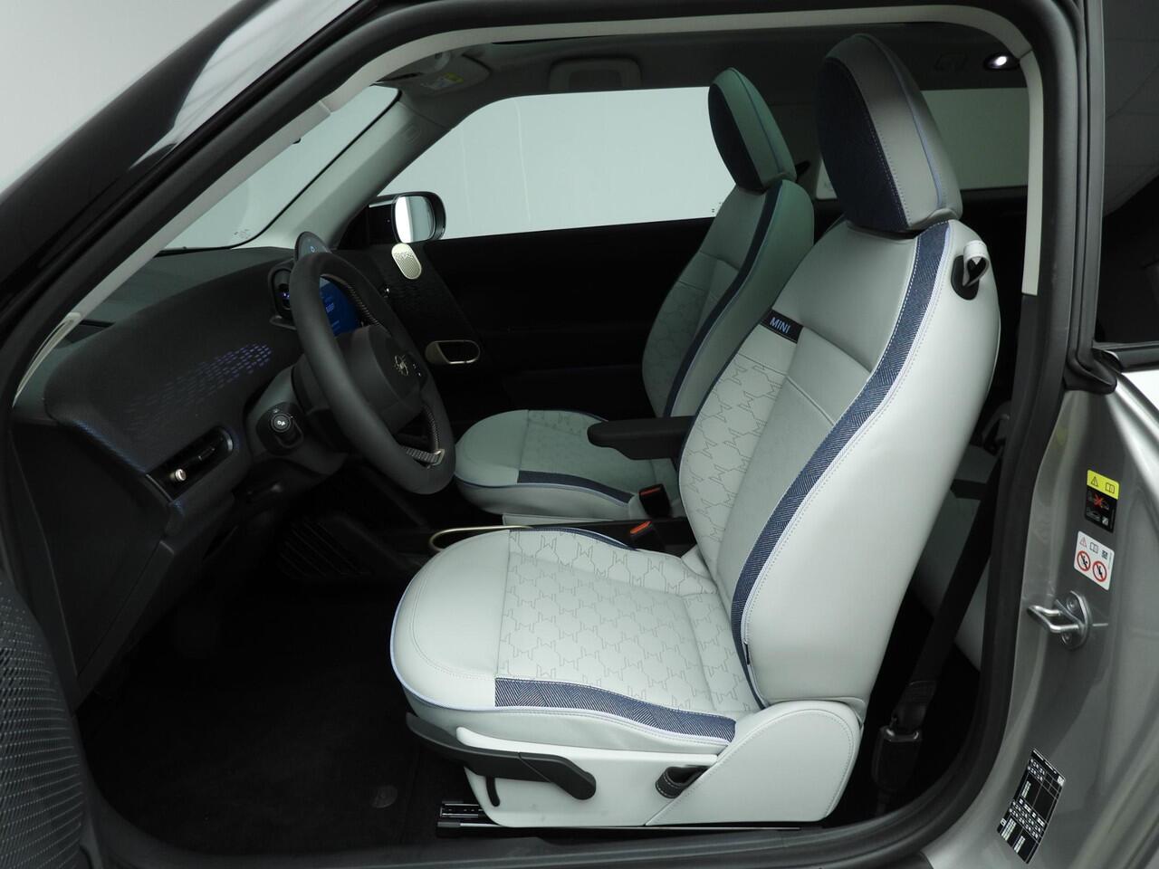 Mini COOPER 3-deurs E Classic Trim / Pakket L / Harman-Kardon / Panoramadak / Getint glas / Park assist / Head-up / Alu wielen 18 inch