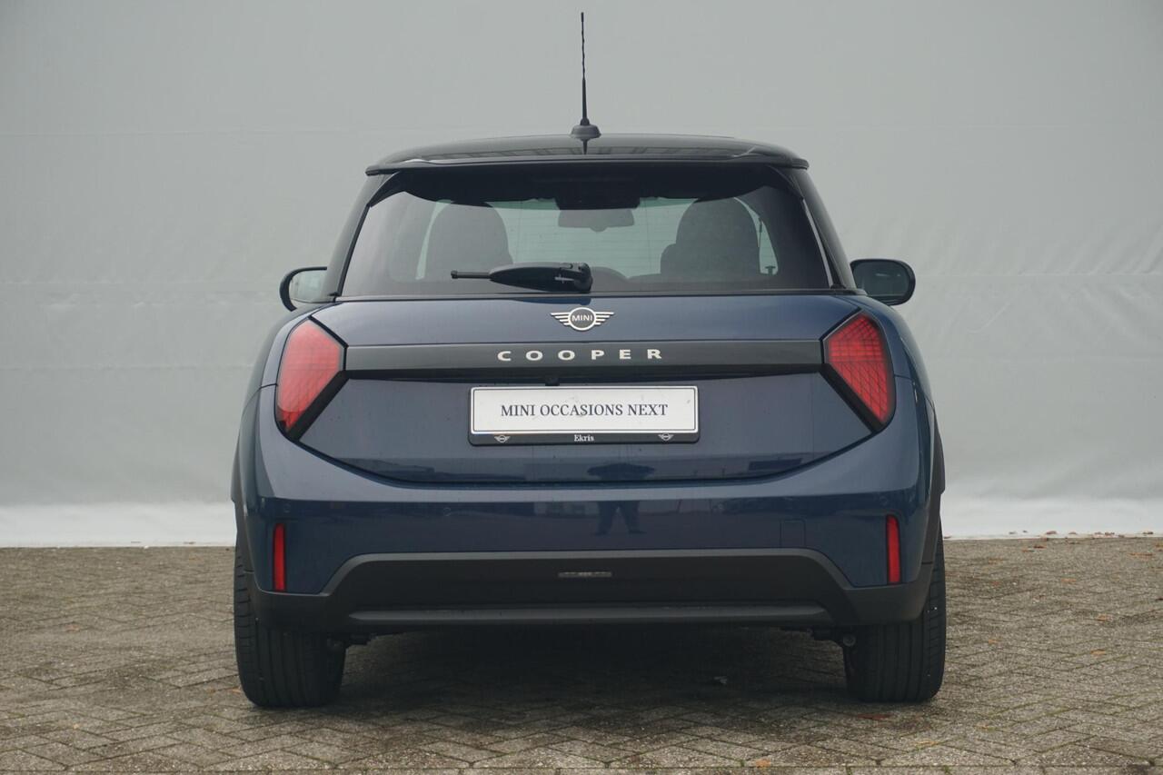 Mini COOPER 3-Deurs C / Favoured Uitvoering / Pakket M / 18'' LM Velgen