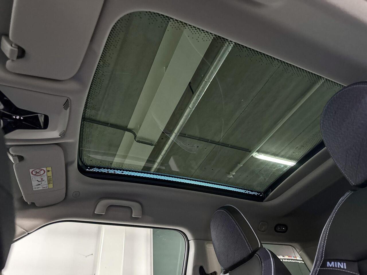 Mini COOPER E | Classic Uitvoering | Pakket L | 17" Parallel Spoke 2-tone