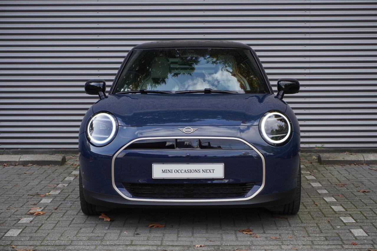 Mini COOPER 3-deurs E Favoured Trim | Pakket L | Glazen panoramadak | Driving Assistant | Parking Assistant Plus | HIFI System Harman Kardon