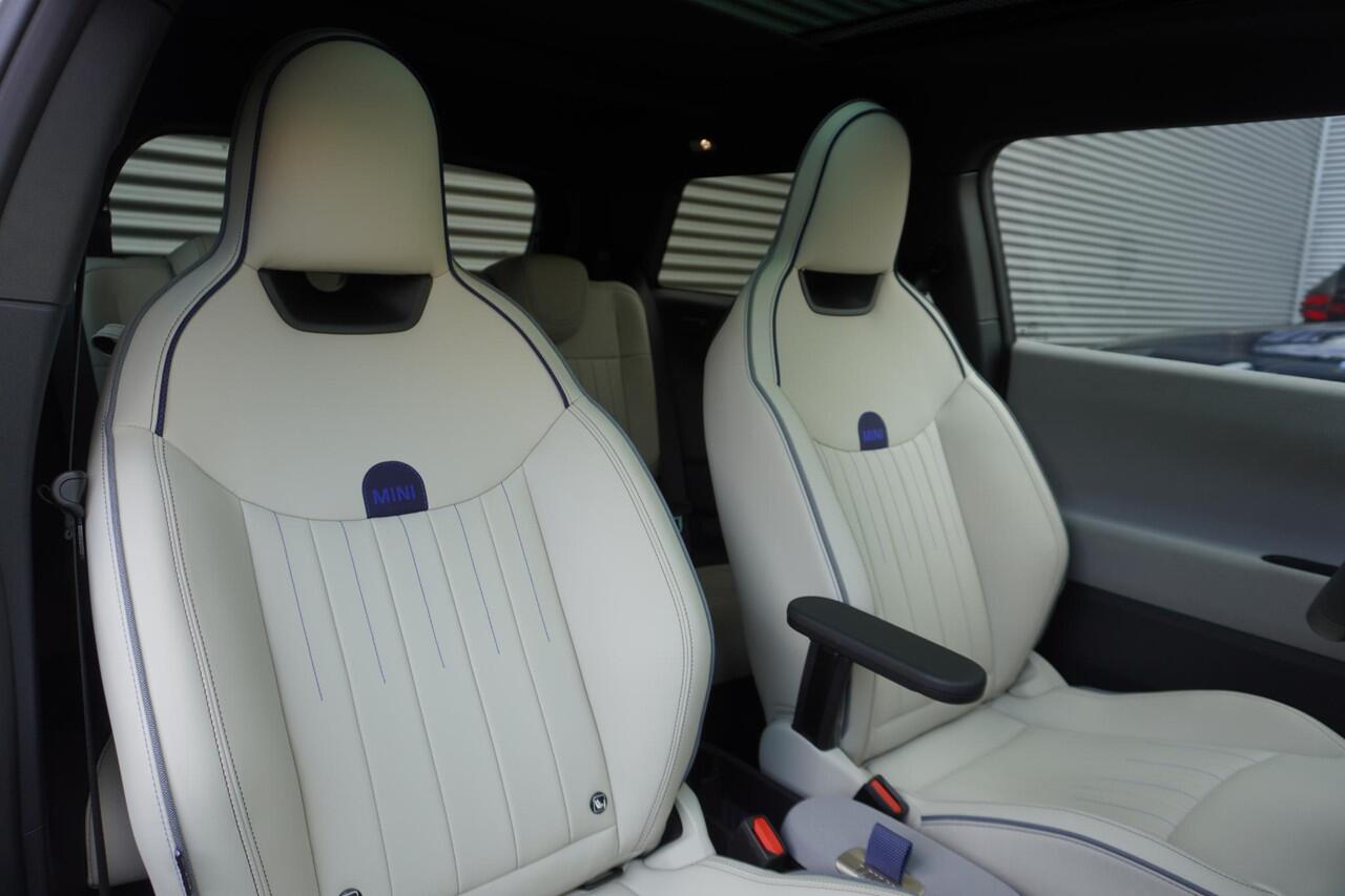 Mini COOPER 3-deurs E Favoured Trim | Pakket L | Glazen panoramadak | Driving Assistant | Parking Assistant Plus | HIFI System Harman Kardon