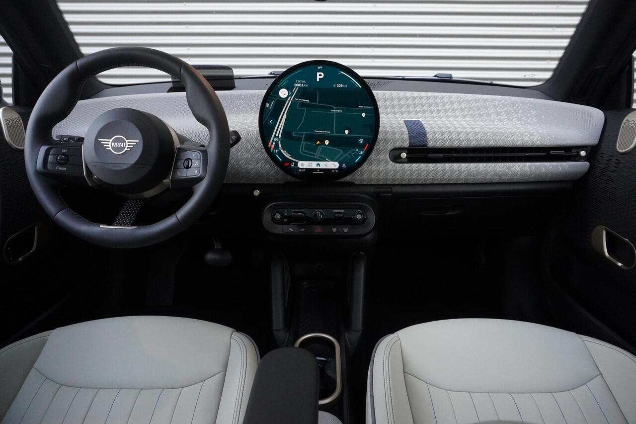 Mini COOPER 3-deurs E Favoured Trim | Pakket L | Glazen panoramadak | Driving Assistant | Parking Assistant Plus | HIFI System Harman Kardon