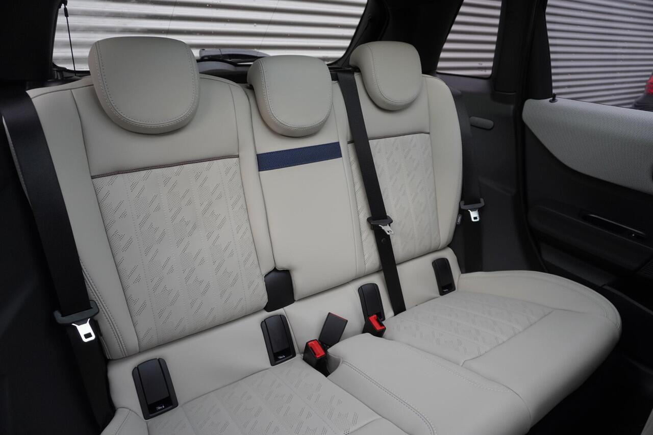 Mini COOPER 5-deurs C Favoured Trim | Pakket L | Glazen panoramadak | Driving Assistant | Parking Assistant Plus | HIFI System Harman Kardon