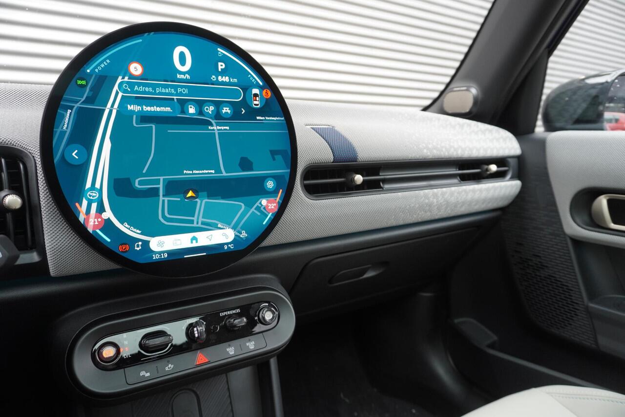 Mini COOPER 5-deurs C Favoured Trim | Pakket L | Glazen panoramadak | Driving Assistant | Parking Assistant Plus | HIFI System Harman Kardon