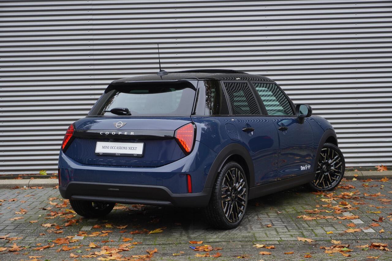 Mini COOPER 5-deurs C Favoured Trim | Pakket L | Glazen panoramadak | Driving Assistant | Parking Assistant Plus | HIFI System Harman Kardon