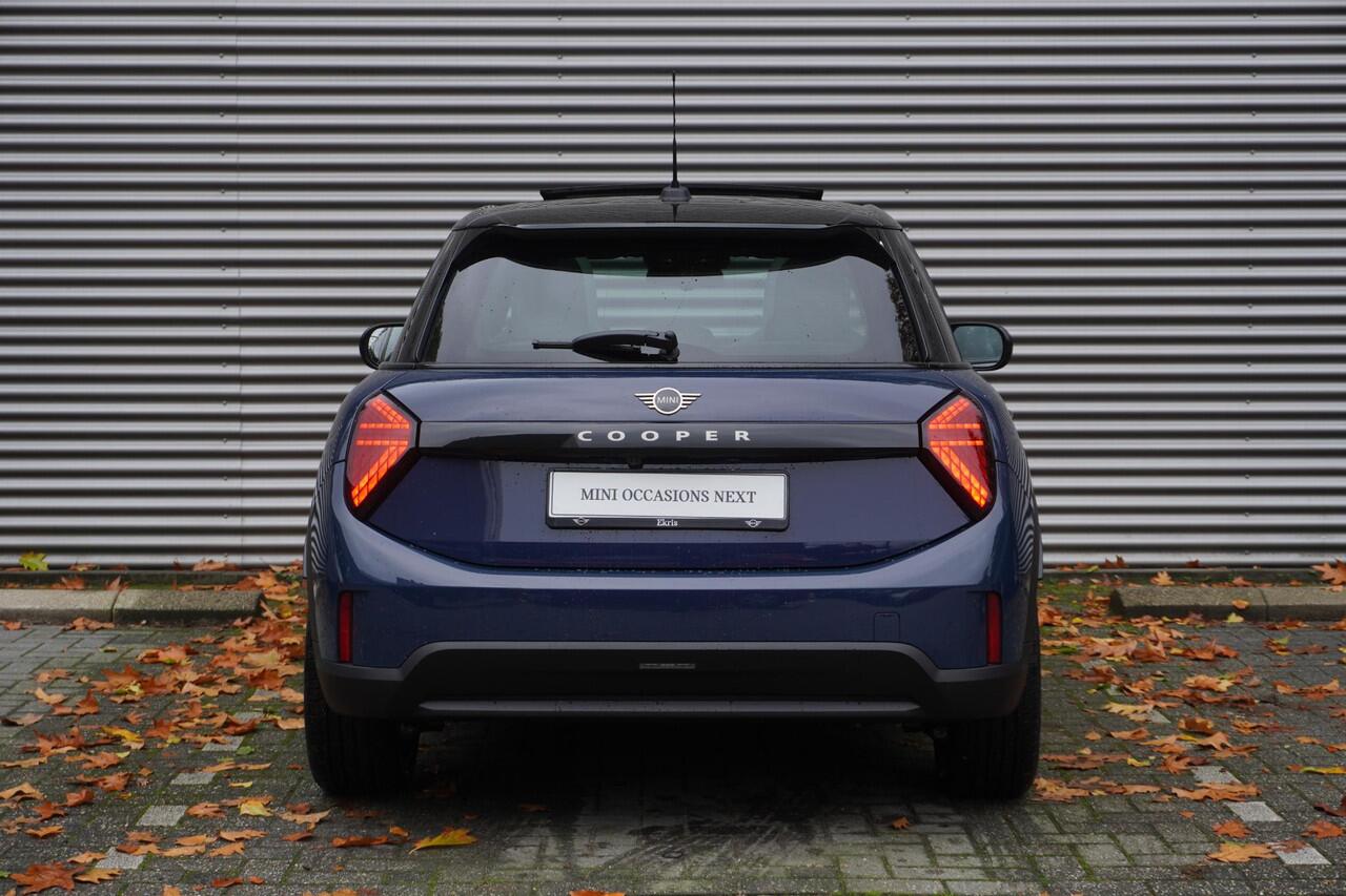Mini COOPER 5-deurs C Favoured Trim | Pakket L | Glazen panoramadak | Driving Assistant | Parking Assistant Plus | HIFI System Harman Kardon