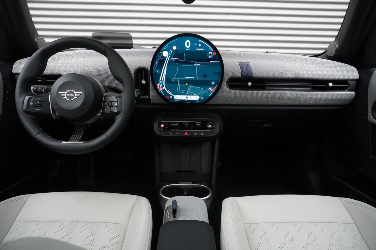 Mini COOPER 5-deurs C Favoured Trim | Pakket L | Glazen panoramadak | Driving Assistant | Parking Assistant Plus | HIFI System Harman Kardon