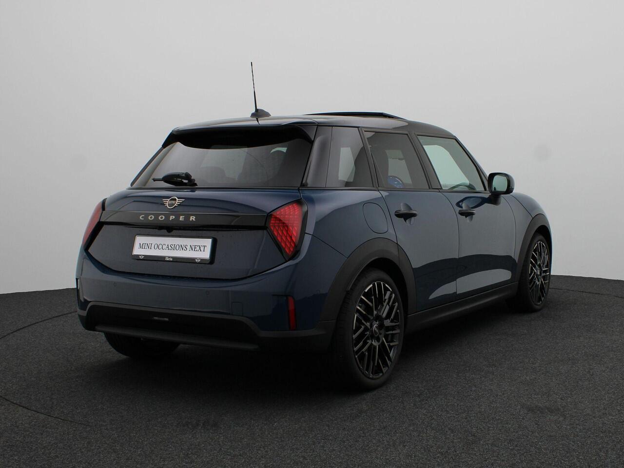 Mini COOPER Mini 1.5 C Favoured Demo voertuig korting per gereden kilometer. Neem contact op voor de actuele prijs.