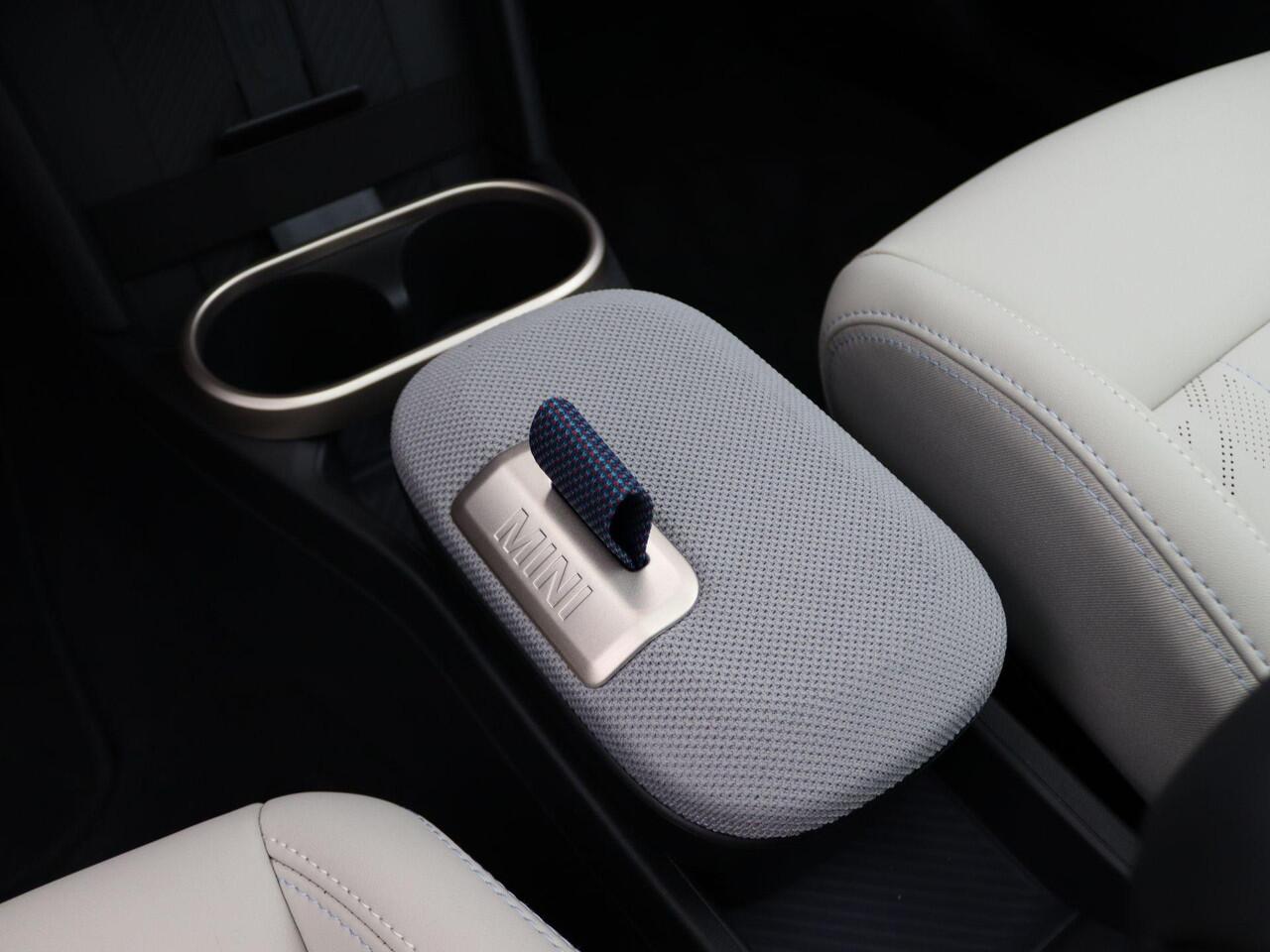 Mini COOPER Mini 1.5 C Favoured L Demo voertuig korting per gereden kilometer. Neem contact op voor de actuele prijs.