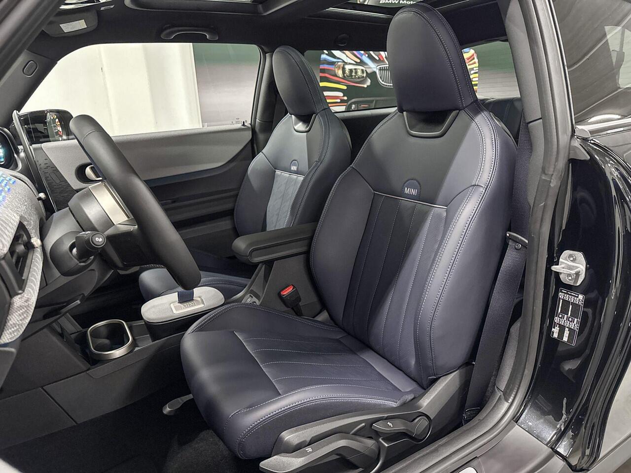 Mini COOPER 3-deurs 1.5 C Favoured M | Panoramadak | Head-Up Display | Stoelverwarming