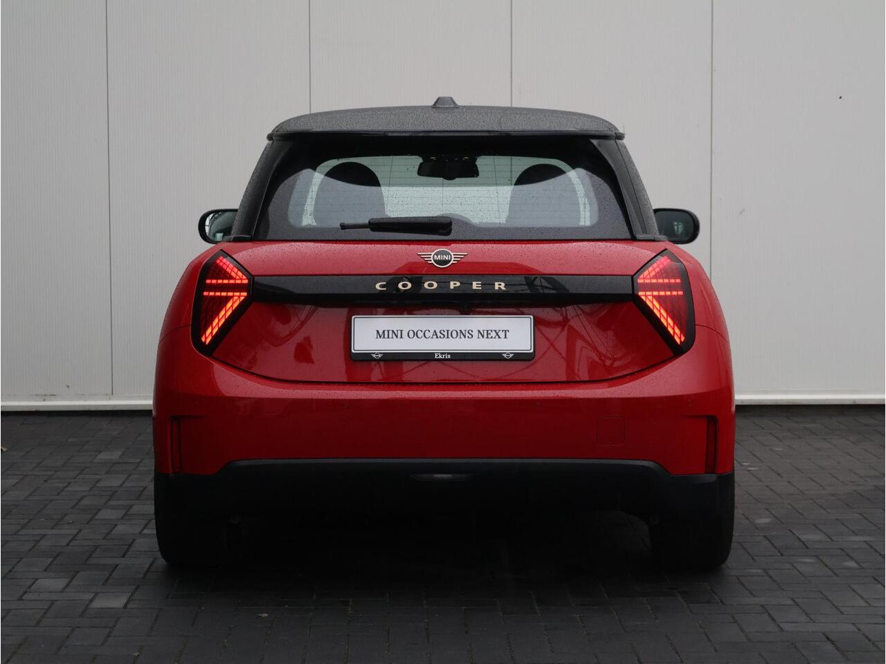 Mini COOPER Mini E Classic S 40.7 kWh Comfort Access/ Head-Up/ Driving Assistant/ 17 inch Parallel Spoke 2-tone/ Stoelverwarming